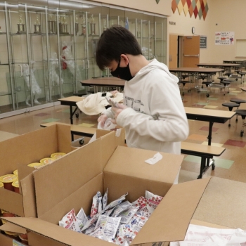 Service Learning Class Packs Lunches