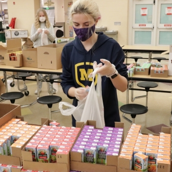 Service Learning Class Packs Lunches