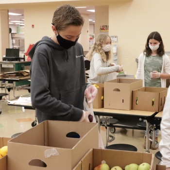 Service Learning Class Packs Lunches